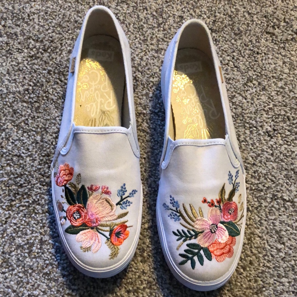 Embroidered platform keds